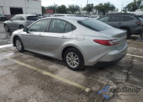 2025 Toyota Camry Le z USA, uszkodzony, nr VIN 4T1DAACK4SU522820